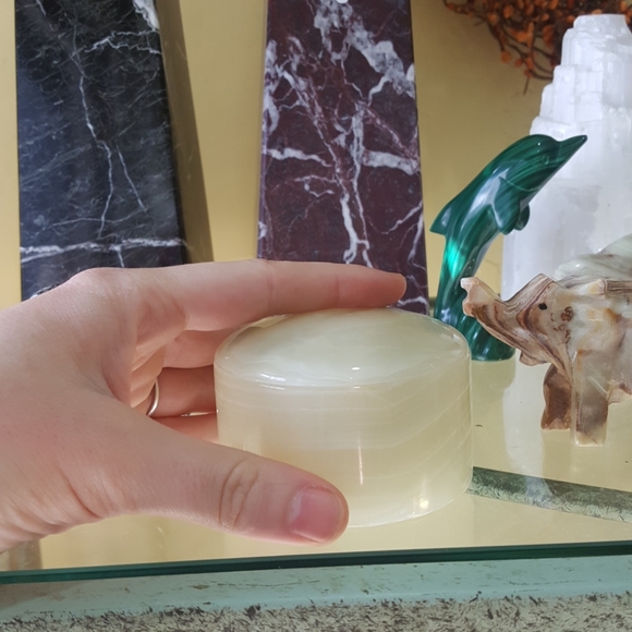 Small circular Green Onyx Stone Box - Picture 4 of 5